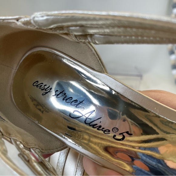 Easy Street Women's Oceana Pump, Gold Metallic, 9.5 Wide - Picture 13 of 14